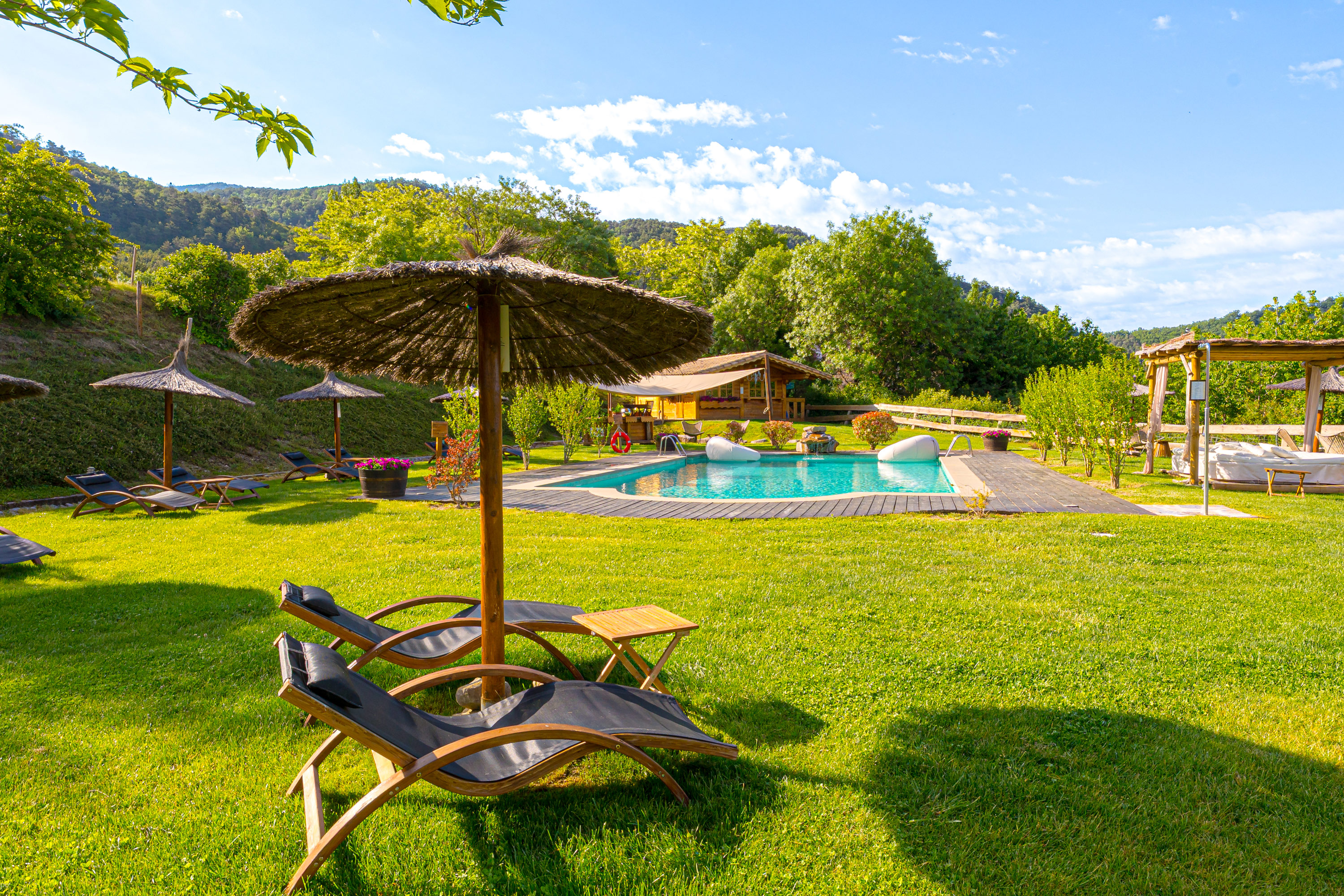 Piscina exterior con vistas al valle