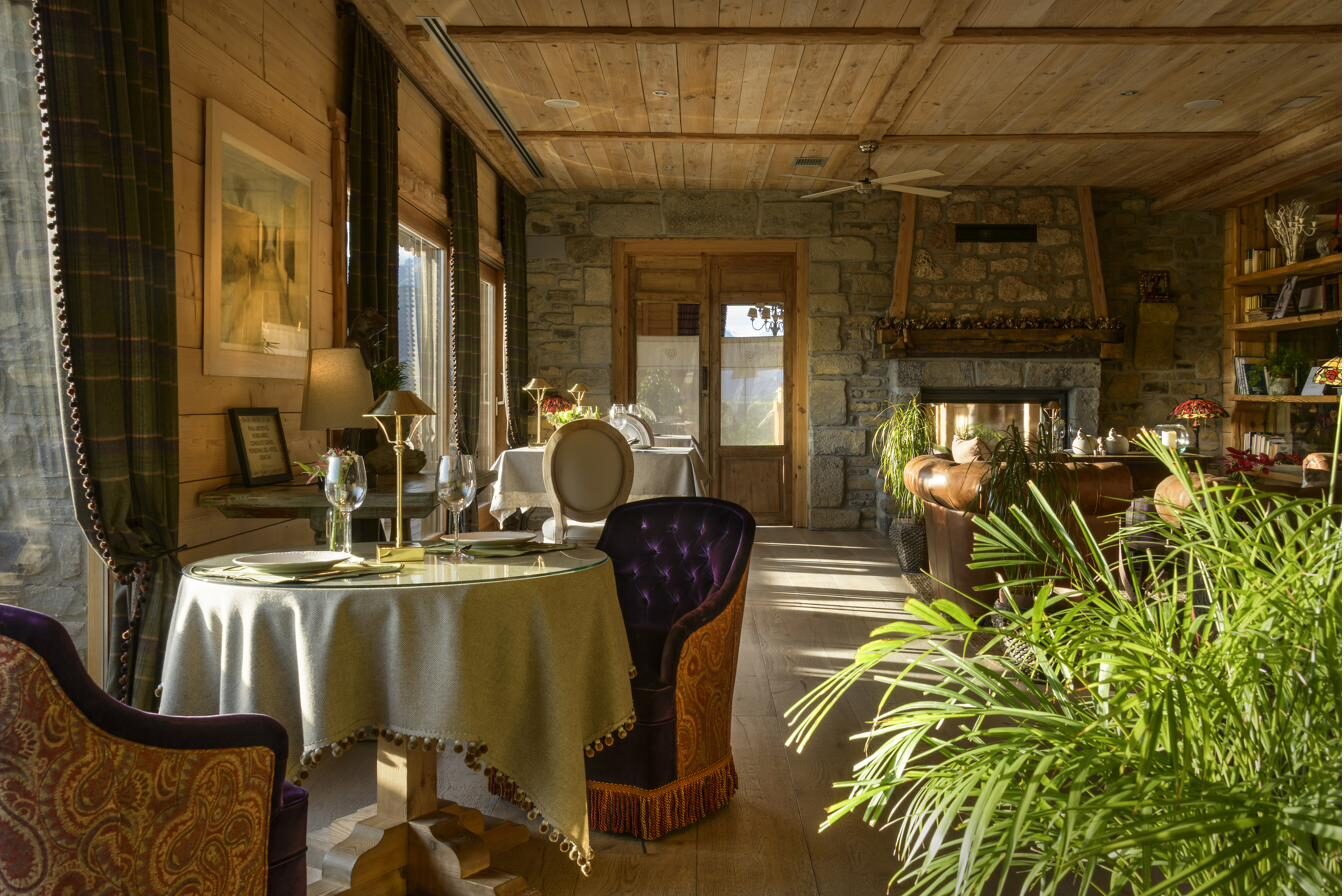Salón del restaurante con chimenea y sofás de cuero