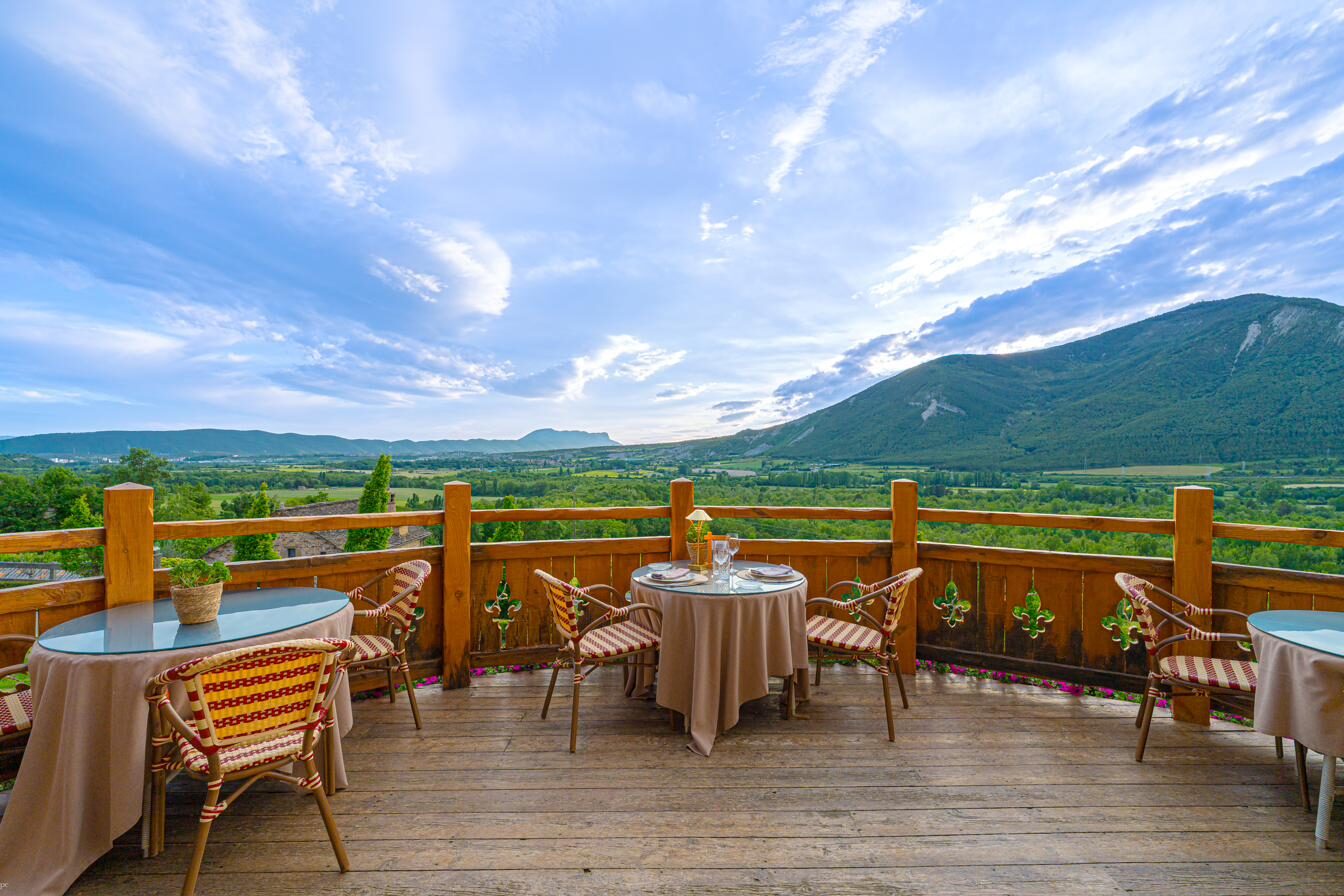 Comedor del Restaurante Viñas con mesas vestidas