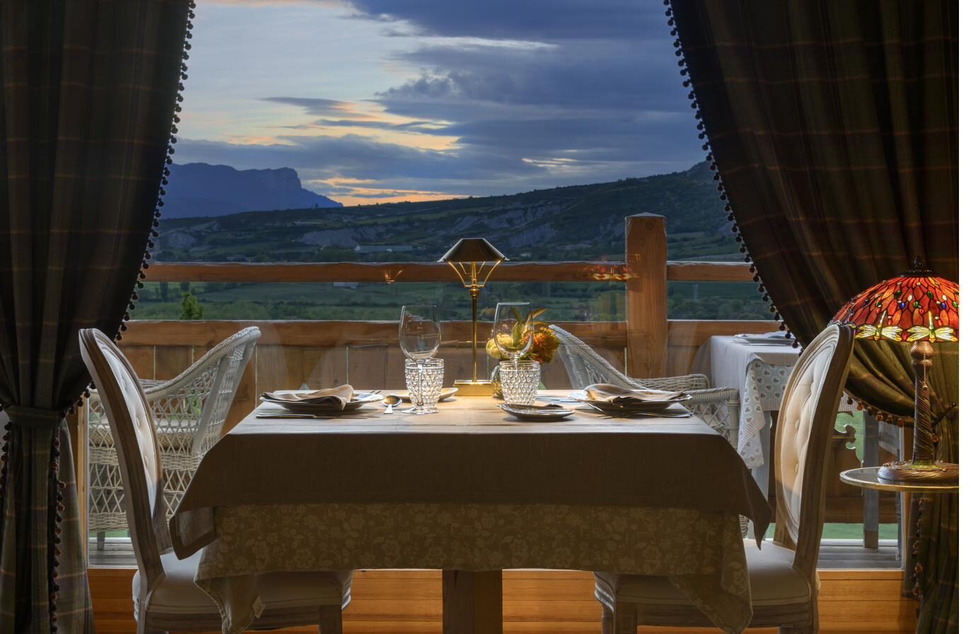 Mesa íntima junto al ventanal del comedor